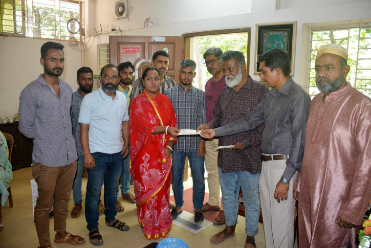 নারায়ণগঞ্জে দুই ক্যান্সার রোগীকে সমাজ কল্যান মন্ত্রণালয়ের অনুদান নারায়ণগঞ্জে দুই ক্যান্সার রোগীকে সমাজ কল্যান মন্ত্রণালয়ের অনুদান