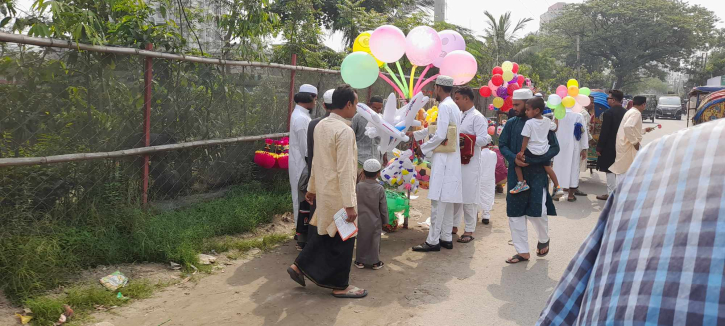 নামাজ শেষে খেলনা কেনার বায়না শিশুদের, অস্থায়ী দোকানে ভিড়