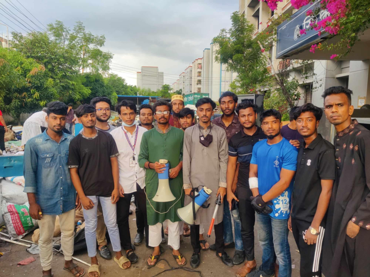 মসজিদে মাইকিংয়ের পর লুট হওয়া মালামাল ফেরত, থানায় পৌছালো শিক্ষার্থীরা মসজিদে মাইকিংয়ের পর লুট হওয়া মালামাল ফেরত, থানায় পৌছালো শিক্ষার্থীরা