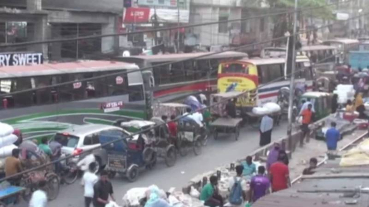 নারায়ণগঞ্জে টার্মিনালের অভাবে সড়কে বাস পার্কিং, যানজটে ভোগান্তি নারায়ণগঞ্জে টার্মিনালের অভাবে সড়কে বাস পার্কিং, যানজটে ভোগান্তি