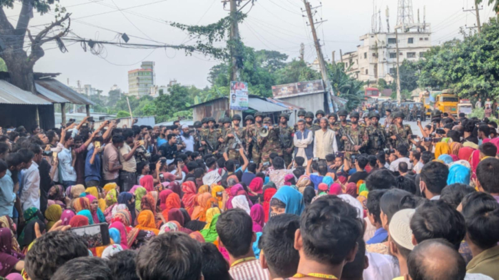 সিদ্ধিরগঞ্জে বিভিন্ন দাবিতে পোষাক কারখানার শ্রমিকদের ২ ঘন্টা সড়ক অবরোধ সিদ্ধিরগঞ্জে বিভিন্ন দাবিতে পোষাক কারখানার শ্রমিকদের ২ ঘন্টা সড়ক অবরোধ