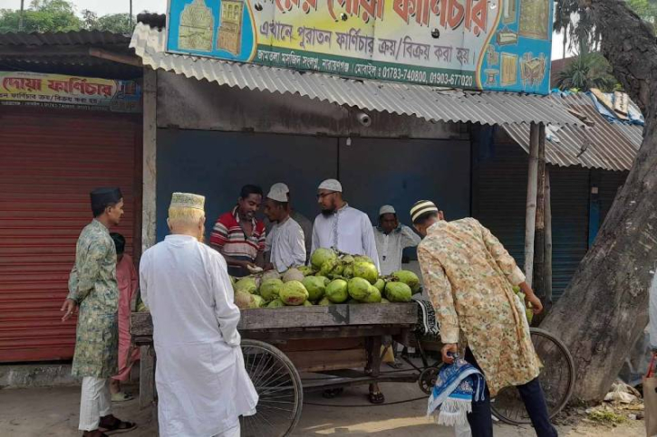 ঈদগাহকে কেন্দ্র করে ডাবের দাম ২৫০!