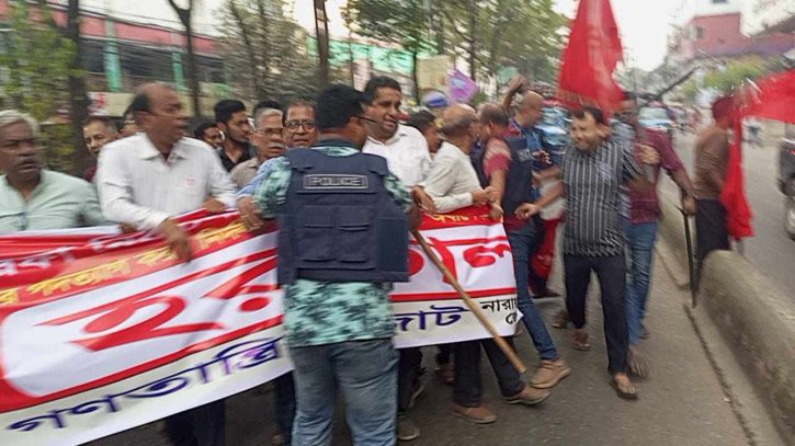 20 injured as police ’charge batons’ on hartal supporters in Narayanganj