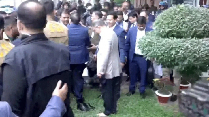 Tarique Rahman touches Bangladesh soil barefoot