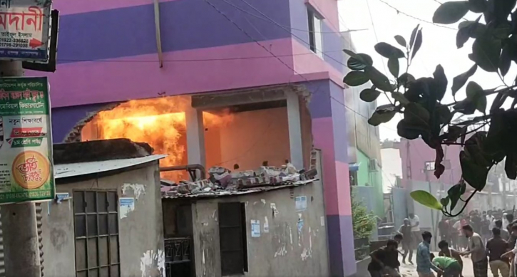 3 burnt in gas explosion in Narayanganj 3 burnt in gas explosion in Narayanganj
