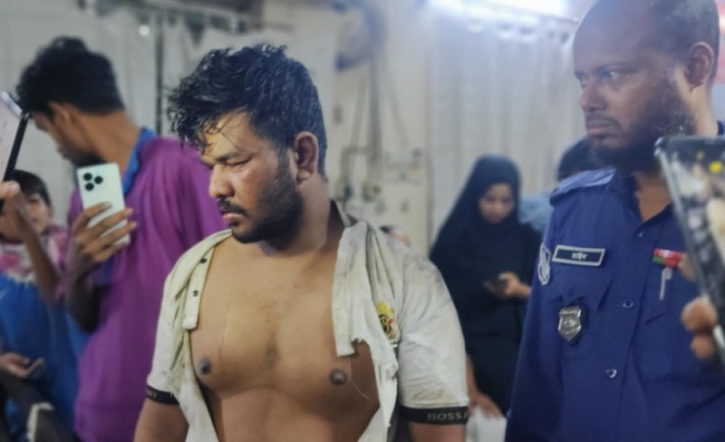 নারায়ণগঞ্জ কারাগারের সামনে ছিনতাইকারীকে গণধোলাইয়ের পর পুলিশে সোর্পদ নারায়ণগঞ্জ কারাগারের সামনে ছিনতাইকারীকে গণধোলাইয়ের পর পুলিশে সোর্পদ