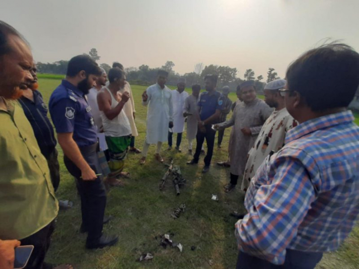 আড়াইহাজারে ধানক্ষেত থেকে অস্ত্র উদ্ধার আড়াইহাজারে ধানক্ষেত থেকে অস্ত্র উদ্ধার