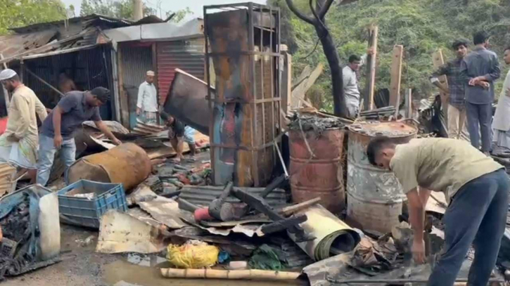 রূপগঞ্জে অগ্নিকাণ্ডে ৪ দোকান পুড়ে ছাই, ক্ষতি অর্ধকোটি টাকা