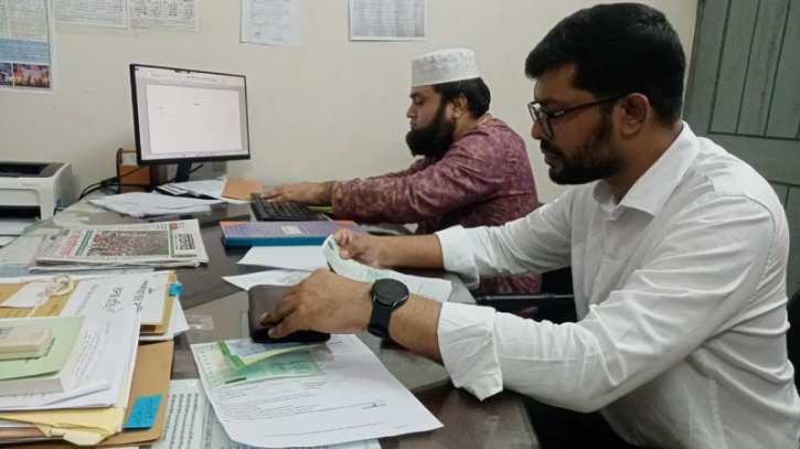 নারায়ণগঞ্জে বিআরটিএ কার্যালয়ে দুদকের অভিযান নারায়ণগঞ্জে বিআরটিএ কার্যালয়ে দুদকের অভিযান
