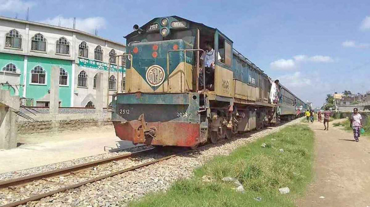মাসে ৬০০ টাকায় যতবার খুশি ট্রেনে ঢাকা যাতায়াত