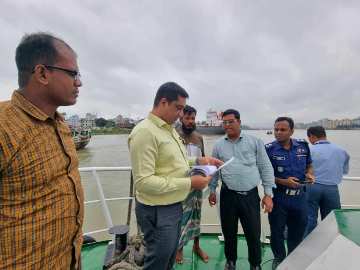 শীতলক্ষ্যায় চার নৌযানকে ২৩ হাজার টাকা অর্থদন্ড শীতলক্ষ্যায় চার নৌযানকে ২৩ হাজার টাকা অর্থদন্ড