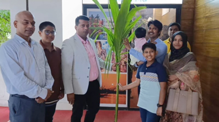 নারায়ণগঞ্জে বৃক্ষরোপণকারী দম্পতিকে সম্মাননা দিলেন জেলা প্রশাসক নারায়ণগঞ্জে বৃক্ষরোপণকারী দম্পতিকে সম্মাননা দিলেন জেলা প্রশাসক