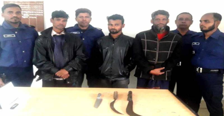 শীতলক্ষ্যা নদীতে সিমেন্টবাহী ট্রলারে ছিনতাই কালে ধারালে অস্ত্রসহ ৩ নৌ ছিনতাইকারি গ্রেপ্তার