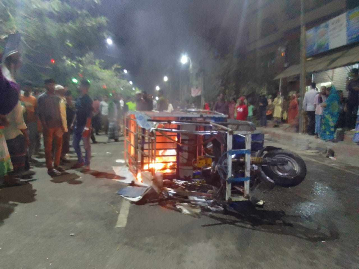মামার বাড়িতে বেড়াতে এসে ইজিবাইকের ধাক্কায় শিশু নিহত, ইজিবাইকে অগ্নিসংযোগ মামার বাড়িতে বেড়াতে এসে ইজিবাইকের ধাক্কায় শিশু নিহত, ইজিবাইকে অগ্নিসংযোগ