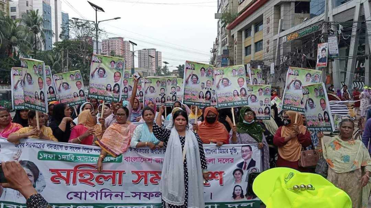 মায়ার নেতৃত্বে ঢাকায় মহিলা দলের সমাবেশে রূপগঞ্জ মহিলা দলের শোডাউন মায়ার নেতৃত্বে ঢাকায় মহিলা দলের সমাবেশে রূপগঞ্জ মহিলা দলের শোডাউন