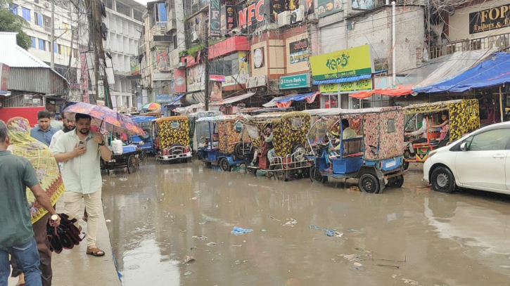 রাস্তার নির্মাণকাজে ধীরগতি, জলাবদ্ধতায় পথচারীদের ভোগান্তি রাস্তার নির্মাণকাজে ধীরগতি, জলাবদ্ধতায় পথচারীদের ভোগান্তি