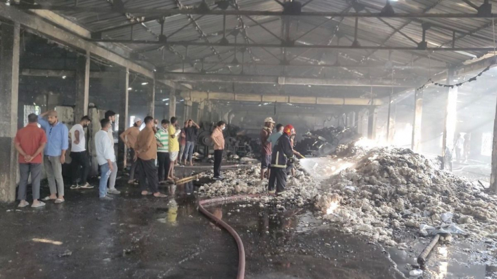 ঝুটের গুদামে অগ্নিকাণ্ড, দেড় ঘণ্টার চেষ্টায় নিয়ন্ত্রণে