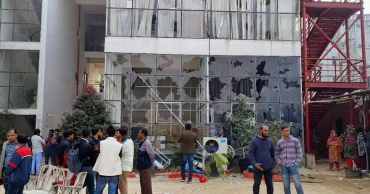 নারায়ণগঞ্জে গার্মেন্টসে হামলা মালিকের বাড়ি ভাংচুর অগ্নিসংযোগ 