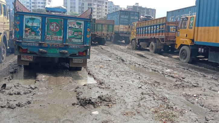 টার্মিনালে ট্রাক রাখতে গেলে ফেঁসে যাওয়ার ভয়