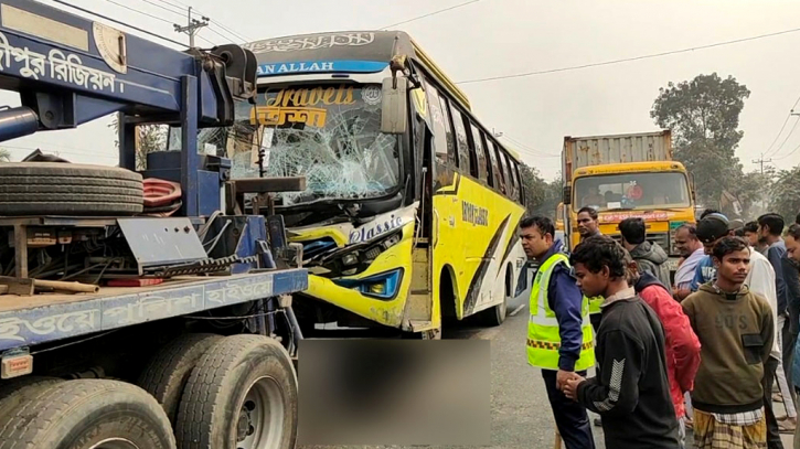 সোনারগাঁয়ে মহাসড়কে বাস-ট্রাক সংঘর্ষ, আহত ১০