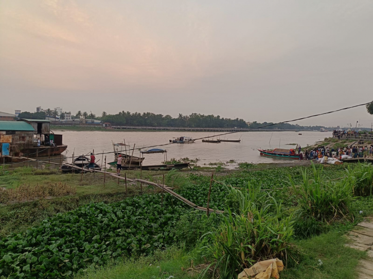 বন্দরের দুটি খেয়াঘাটে নৌকা চলাচল বন্ধ, যাত্রী দুর্ভোগ চরমে