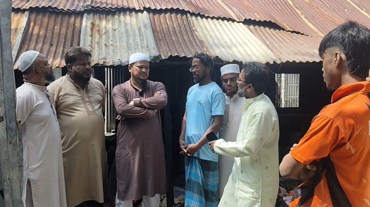 নারায়ণগঞ্জে অগ্নিকাণ্ডে ক্ষতিগ্রস্ত পরিবারের পাশে জব্বার