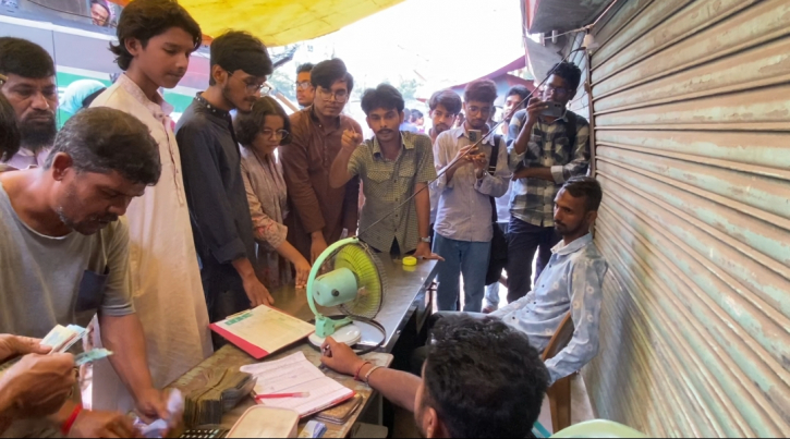তোপের মুখে সাধারণ যাত্রীদের ভাড়া ৫৫ ও শিক্ষার্থীদের ৩০ টাকা আদায়