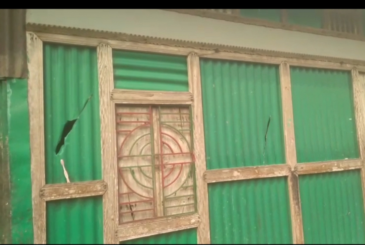 সোনারগাঁয়ে মাদক ব্যবসায় বাধা দেওয়ায় বাড়িতে হামলা, ভাঙচুর ও লুটপাট