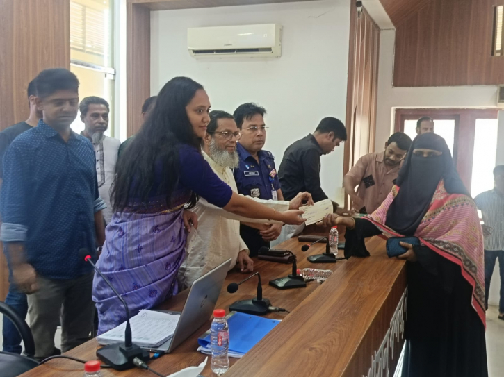 বন্দরে প্রধানমন্ত্রীর কল্যাণ তহবিলের চেক বিতরণ