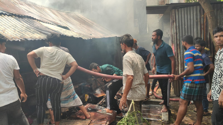 বন্দরে ভয়াবহ অগ্নিকাণ্ডে ৩টি ঘর ভস্মীভূত