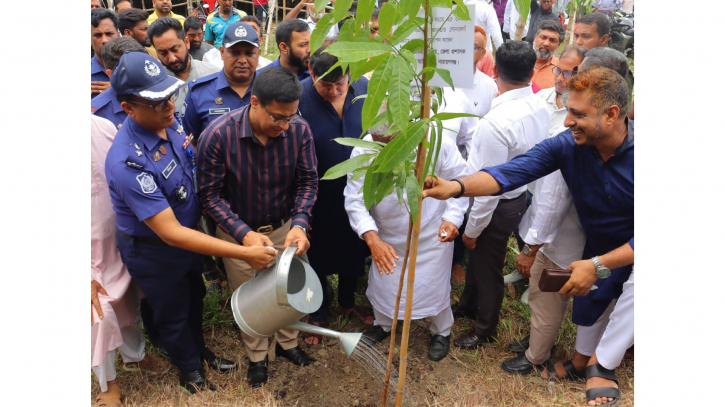 সোনারগাঁয়ে ১৯ হাজার শিক্ষার্থীর মাঝে চারা বিতরণ