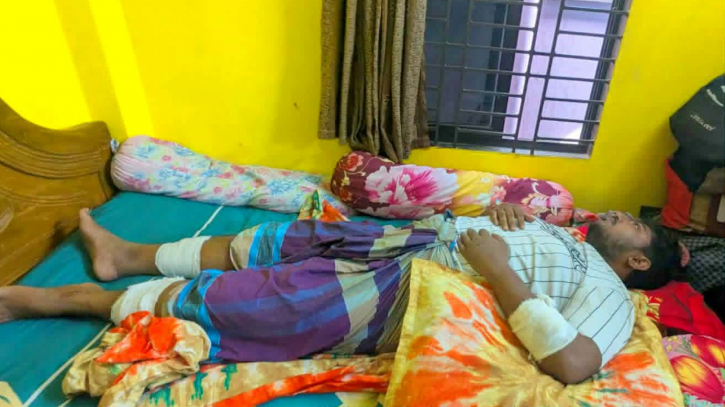 যুবদল নেতার বিরুদ্ধে ব্যবস্থা না নেয়ায় ফতুল্লা থানা ঘেরাও করে বিক্ষোভ