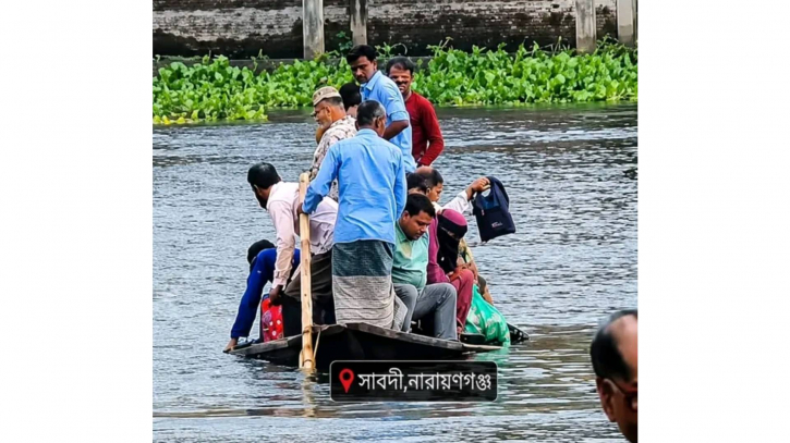 পাটাতন ভেঙে মুহূর্তেই ডুবে গেল যাত্রীবাহী নৌকা, ভিডিও ভাইরাল