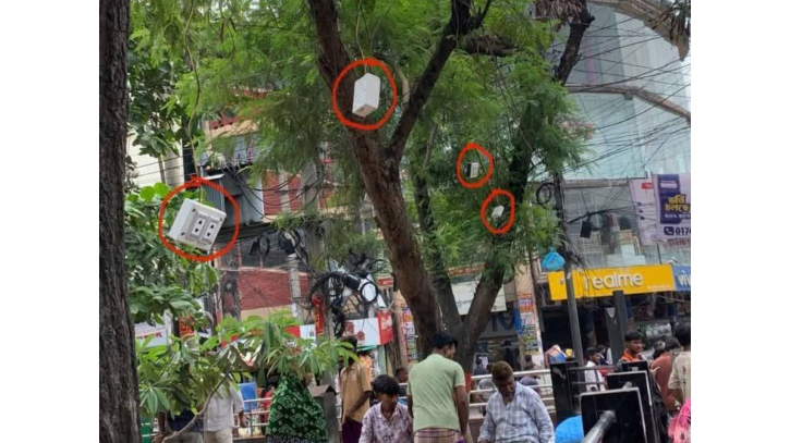 সন্ধ্যা নামলেই ফুটপাতজুড়ে অবৈধ সংযোগে বিদ্যুৎ চুরির মহোৎসব