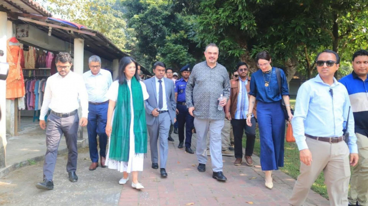 লোক ও কারুশিল্প ফাউন্ডেশন পরিদর্শনে মার্কিন রাষ্ট্রদূত