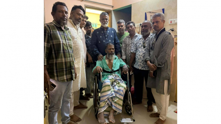 অসুস্থ শ্রমিকদল নেতাকে হুইল চেয়ার উপহার দিলেন খোরশেদ