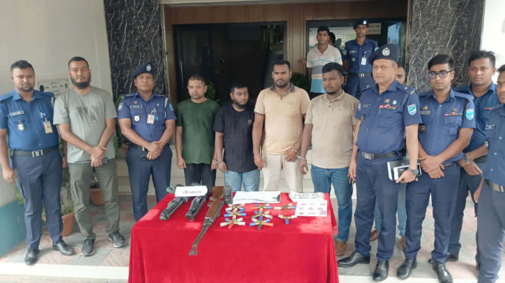 রূপগঞ্জ থানার অভিযানে উদ্ধার ২ শর্টগান, ৩৮ রাউন্ড কার্তুজ 