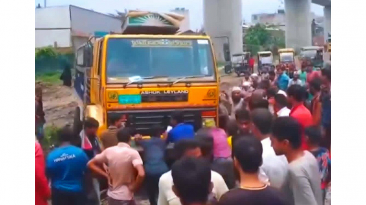 ফতুল্লায় ট্রেন চালকের সতকর্তায় রক্ষা পেল ট্রাক
