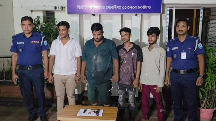 রূপগঞ্জে দুই গ্রুপের অস্ত্রের মহড়া, গুলিভর্তি পিস্তলসহ গ্রেপ্তার ৪ 