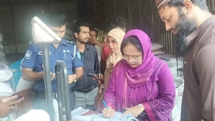 সোনারগাঁয়ে লাইসেন্স ছাড়া পশু খাদ্য বিক্রি, ব্যবসায়ীকে ২০ হাজার টাকা জরিমানা