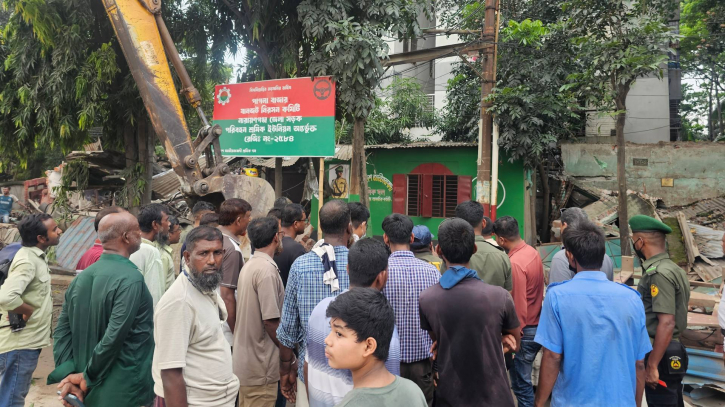 নারায়ণগঞ্জে শ্রমিকদলের কার্যালয়সহ ২০ অবৈধ স্থাপনা গুড়িয়ে দিল বিআইডব্লিউটিএ