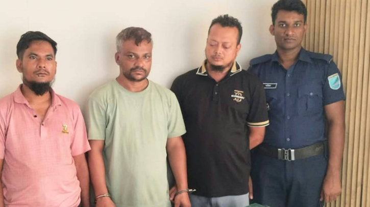 ফতুল্লায় ৬১ পাসপোর্ট ও ৫ এনআইডিসহ ৩ প্রতারক গ্রেপ্তার