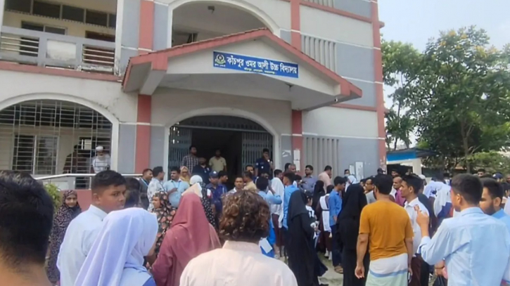 সোনারগাঁয়ে ২০২৫ সালের প্রশ্নে এসএসসি পরীক্ষা দিল ১৭৭ শিক্ষার্থী, কেন্দ্র সচিবকে অব্যাহতি 