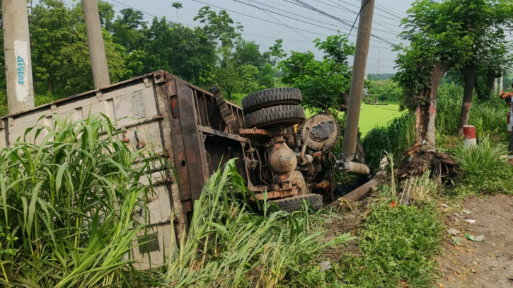 সোনারগাঁয়ে কাভার্ডভ্যান খাদে পরে চালকের মৃত্যু 