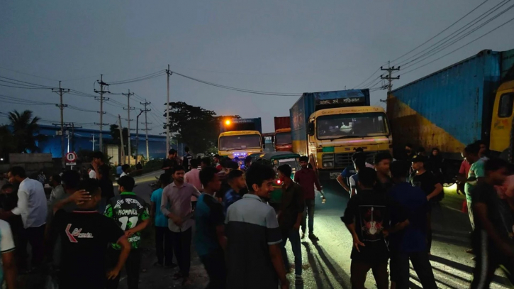 নারায়ণগঞ্জে বকেয়া বেতনের দাবিতে শ্রমিকদের মহাসড়ক অবরোধ, ১২ কিমি যানজট