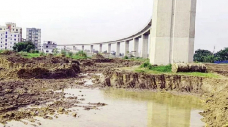 ফতুল্লায় পদ্মা রেল সেতুর পিলারের নিচ থেকে মাটি উত্তোলন