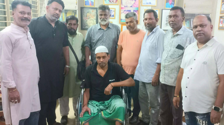 চলাচলে অক্ষম বৃদ্ধা ও প্রতিবন্ধী ছেলেকে হুইলচেয়ার দিল টিম খোরশেদ