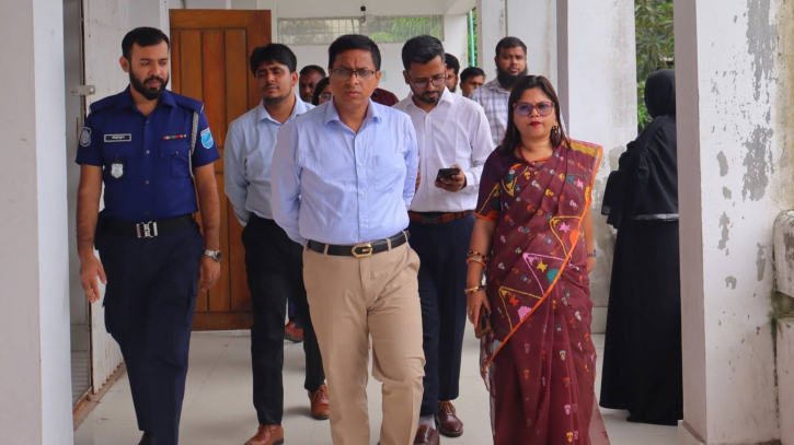 দালাল খুঁজতে ভূমি অফিসে ডিসি