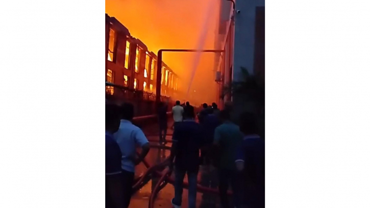 নারায়ণগঞ্জের সিদ্ধিরগঞ্জের ইপিজেড এলাকায় ভয়াবহ আগুন!