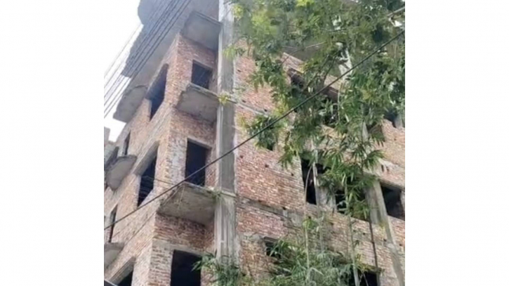 সিদ্ধিরগঞ্জে নির্মাণাধীন ভবনের দেয়াল ধসে যুবক আহত